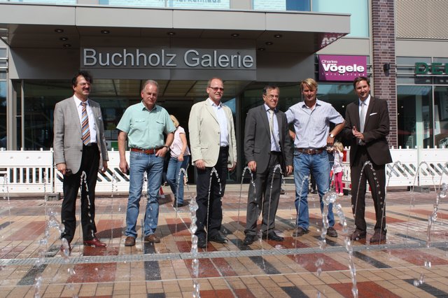 Gruppenbild mit Planern und Bauherren (v. li.): Herbert Brittinger (Buchholz-Galerie), Bernd Samieske, Jürgen Steinhage (beide Stadtverwaltung Buchholz), Bürgermeister Wilfried Geiger, Henrik Boymann (Landschaftsbaufirma Boymann) und Georg Burgner (DC Commercial)