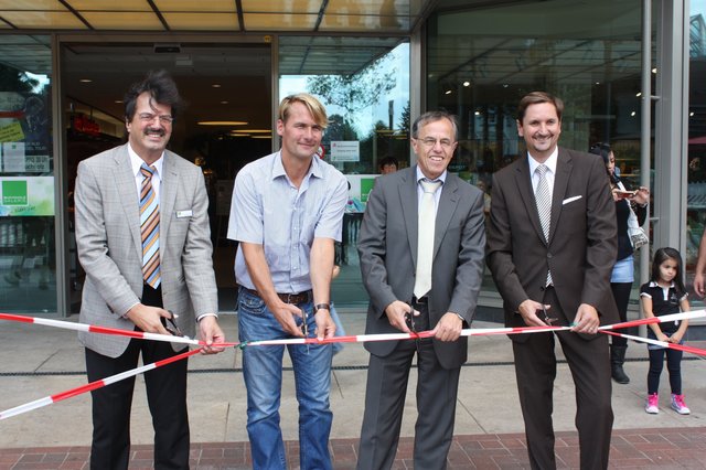 Gaben den Peets Hoff frei (v. li.): Herbert Brittinger (Manager Buchholz-Galerie), Henrik Boymann (Landschaftsbaufirma Boymann), Bürgermeister Wilfried Geiger und Georg Burgner vom Bauherrn DC Commercial