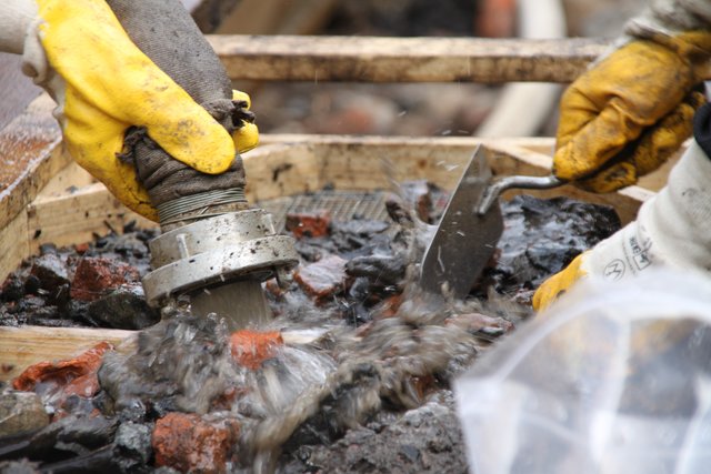 Sieb, Wasser, Schaufel - die Archäologen arbeiten wie Goldschürfer