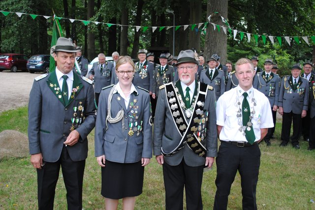 Bei der Proklamation (v. li.): Gerhard Putensen mit Annika, Manfred und Heiko Menke