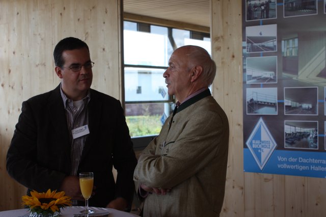 Uwe Engel (li.) von der Sparkasse Harburg-Buxtehude im Gespräch mit Wilhelm Pape, FDP-Ortsvereinsvorsitzender
