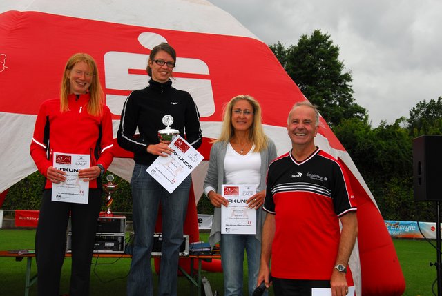 Wilfried Wiegel von der Sparkasse Harburg-Buxtehude mit den Siegerinnen des 11,5 km-Laufes (v. li.): Birgit Rusche, Julie Vietheer und Sabine Heidmann