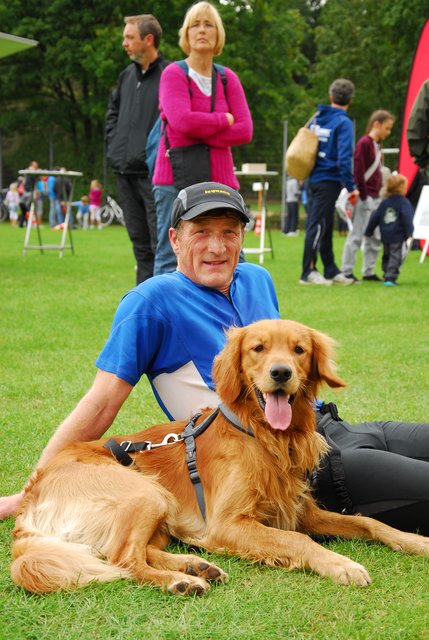 Hermann Riebesell lief die 11,5 km mit seinem Hund Flemming. Das Duo bereitete sich sechs Wochen lang vor und trainierte dabei vier mal pro Woche