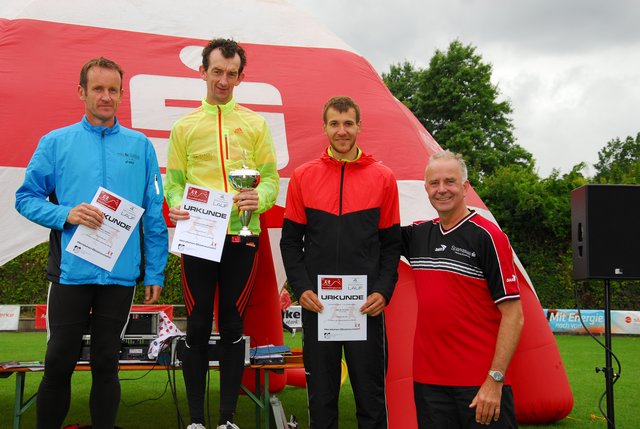 Siegerehrung des Hauptlaufes (v. li.): Thies Jensen, Jon Paul Hendriksen, Jannik Schütt und Wilfried Wiegel
