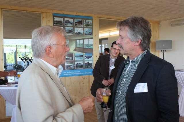 Im Gespräch: Norbert Stein (li.) und Klaus Meyer-Greve von den Bürger-Solarkraftwerken Rosengarten