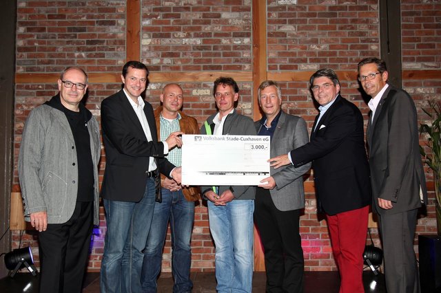 Übergabe des Spendenscheck über 3.000 Euro zugunsten des Behindertensports (v. li.): Peter Kühn (Seminarturnhalle), Oliver Grundmann (CDU-Bundestagskandidat), Björn Strehl (Kinderreha Strehl), Matthias Alpers (Spitzensportler Paralympics), Dieter Schnepel (Dow-Werksleiter), Volker Richter (AOS-Werksleiter) und Jörg Olschewski (Dow)