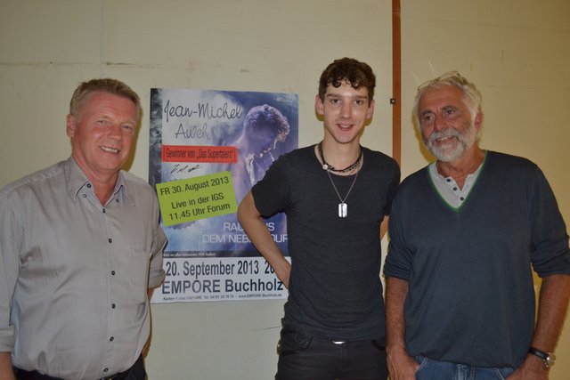 Holger Blenck (li., Leiter IGS) und Cord Cordes (re., Leiter Realschule I/Leitungsteam IGS) mit dem sympathischen Jean-Michel Aweh | Foto: oh
