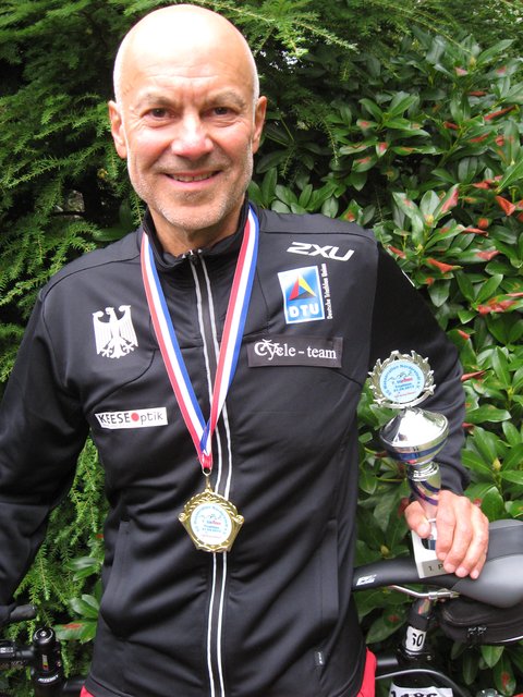 Die Jacke mit dem Bundesadler ist schon da: Reiner Wieneke präsentiert Siegerpokal und -medaille der letzten beiden Wettkämpfe | Foto: oh