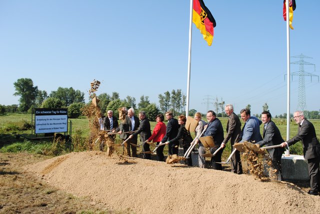 Ein Spatenstich, bei dem geschaufelt wurde. Die versammelte Prominenz aus Politik und Verwaltung gibt den Startschuss für den 3. Bauabschnitt der A26