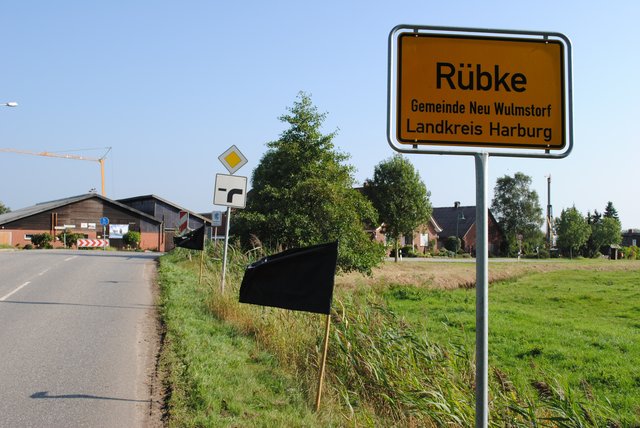20 Helfer hatten den gesamten Ort mit 250 schwarzen Fahnen geflaggt - ein Zeichen der Trauer