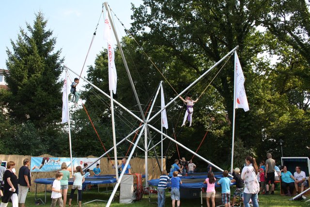 Hoch hinaus ging es auf dem Bungee-Trampolin bei den Stadtwerken Buchholz...