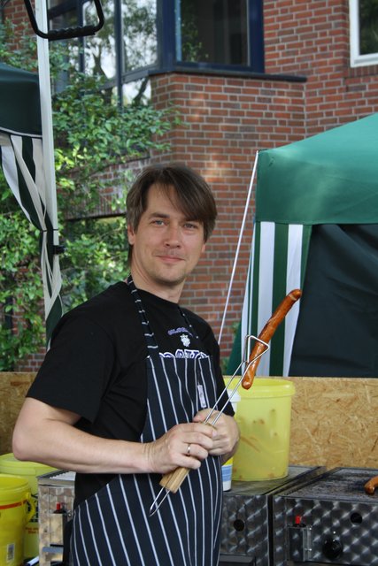 Man munkelt, er hätte die beste Bratwurst des Stadtfestes gegrillt: WOCHENBLATT-Redakteur Oliver Sander engagierte sich am Stand des Buchholzer FC