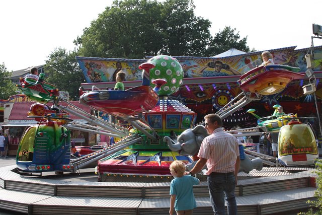 Auch sie gehören zu Stadtfest: Bunte Fahrgeschäfte...