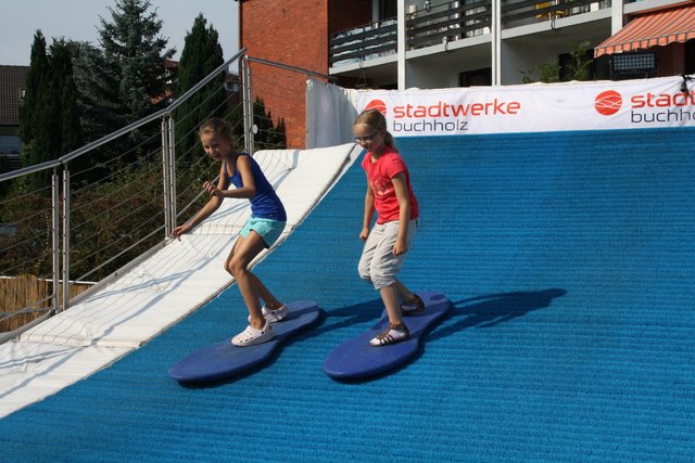 ... dort konnte man auch sein Können beim Wellenreiten beweisen, wie hier Lily (li.) und Anna
