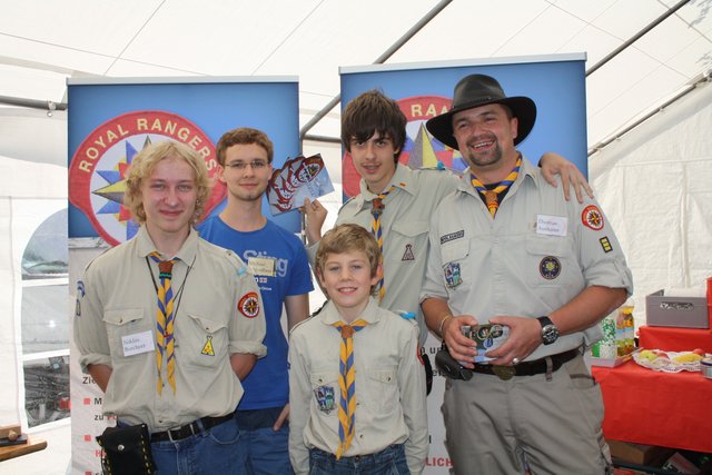 Die Royal Rangers (v. li.) Niklas, Michael, Lucas, Christopher und Thomas Aumann informierten über das Pfadfinderleben