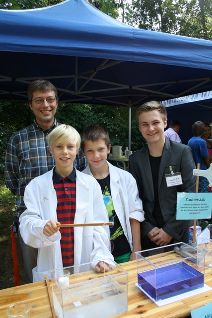 Experimentierfreude herrschte am Stand des GAK: Lehrer André Gand und seine Schüler (v. li.) Julian, Mose und Maximilian zeigten überraschende Effekte