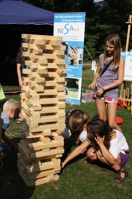 Na? Bleibt der Turm stehen? Die jungen Stadtfest-Besucher bewiesen Feingefühl beim Riesen-Jenga
