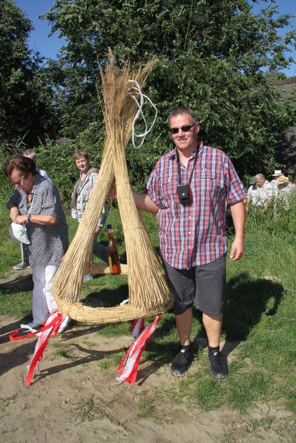 Brachte einen Richtkranz aus Reet mit zum Richtfest des historischen Hallenhauses: Thomas Wichmann aus Nordfriesland