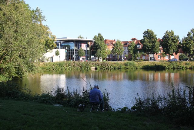 Der vorgesehene Standort der "Wasservillen" am Burggraben nahe "Kaufland" (hi.)