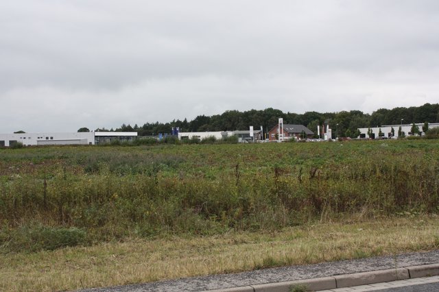 Vor der Automeile im Gewerbegebiet am Trelder Berg sind noch viele Flächen frei
