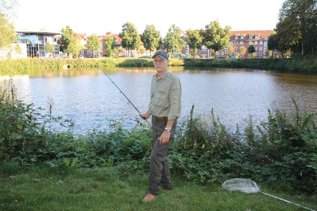 "Laichplätze in Gefahr!": Dieter Karrasch vom Stader Anglerverein warnt vor den ökologischen Folgen einer Hausboot-Ansiedlung auf dem Burggraben