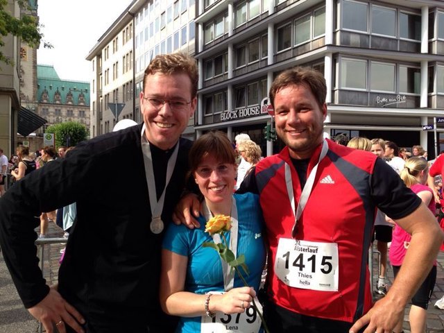 Gingen beim Hamburger Alsterlauf an den Start: die WOCHENBLATT-Redakteure Björn Carstens (li.) und Lena Stehr mit Ehemann Thies Stehr | Foto: Nicole Böcker-Carstens