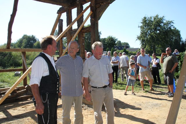Letzte Absprache vorm Richtfest (v. li.): Zimmermann Günter Meyer, Vereinsvorsitzender Rainer Kröger und Ortsbürgermeister Hans-Wilhelm Glüsen