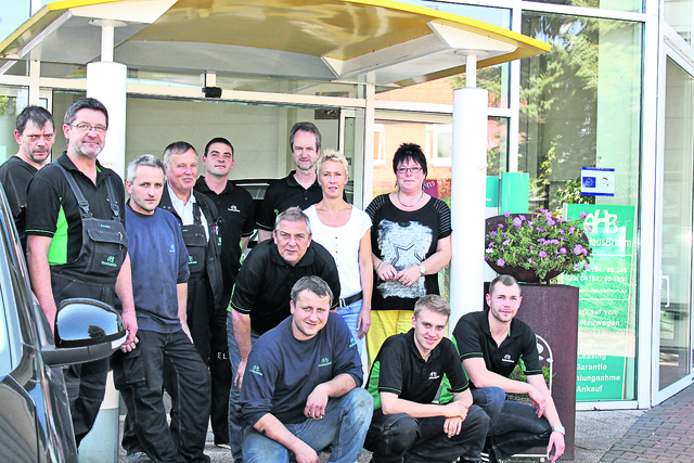 Ein starkes Team: Autohaus Brimm-Inhaber Rainer Brimm (Mitte) mit seinen Mitarbeitern