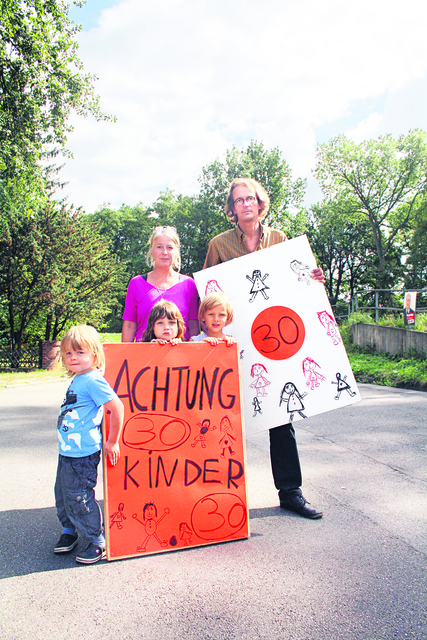 Hoffen, dass Plakate Auto- und Lkw-Fahrer zur Vernunft bringen (v. li.) John, Corinna Martens, Luana, Paulina und Reiner Ohms