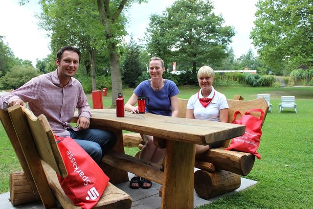 Hier lässt es sich aushalten: Dr. Claudia Brase (Mitte), Henning Buss und Annika Oswald auf der neuen Picknickbank im Jesteburger Freibad