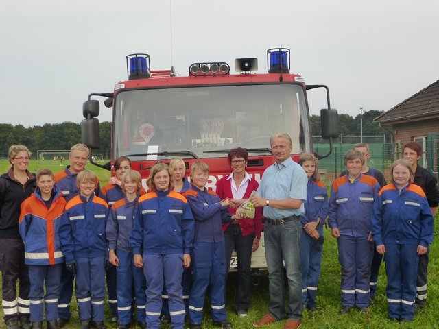 Martina Lau und Frank König übergaben die Spende an die Jugendfeuerwehr | Foto: Feuerwehr