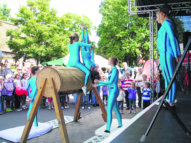 Die Voltigiergruppe des Bendestorfer Reitvereins präsentiert am Holzpferd ihre Kunststücke