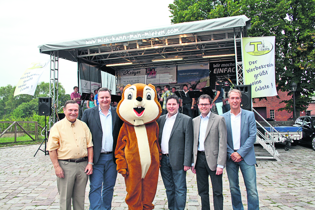 Freuten sich über die neue Bühne (v. li.): Heinz Böckenhauer, Frank Heinze, Werbekreis-Maskottchen "Ekki", Thorsten Friesecke, Rolf Aldag und Stefan Walnsch, 1. Samtgemeinderat