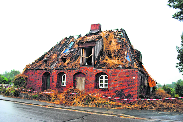 Dieses Reetdachhaus fiel dem Feuerteufel am Samstagabend zum Opfer