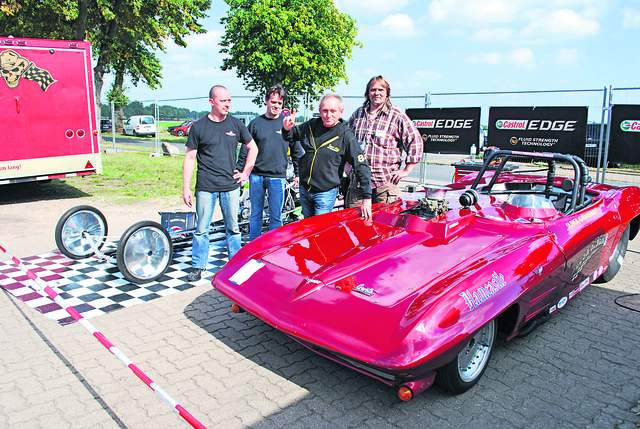 Beim Oldtimer-Treffen im vergangenen Jahr (v. li.): Oliver und Holger Steinmann, Speedway-Ikone Egon Müller und Organisator Peter Radtke neben einem Dragster. Diesmal präsentiert Holger Steinmann historische Hot Rods in Tostedt