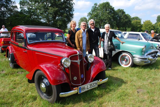 Waren im vergangenen Jahr begeistert von der Oldtimer-Vielfalt (v. li.): Brigitte Hebel und Ulli Jürs sowie Elmar und Rosemarie Borchert