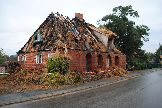 Das am Samstag abgebrannt Reetdachhaus wird im Dorf auch die Burg genannt