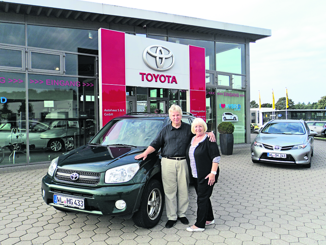 Das Ehepaar Heyl aus Tostedt zählt zu den ersten Kunden des Autohaus S+K Toyota am Trelder Berg. Sie kauften sich damals einen Toyota RAV4