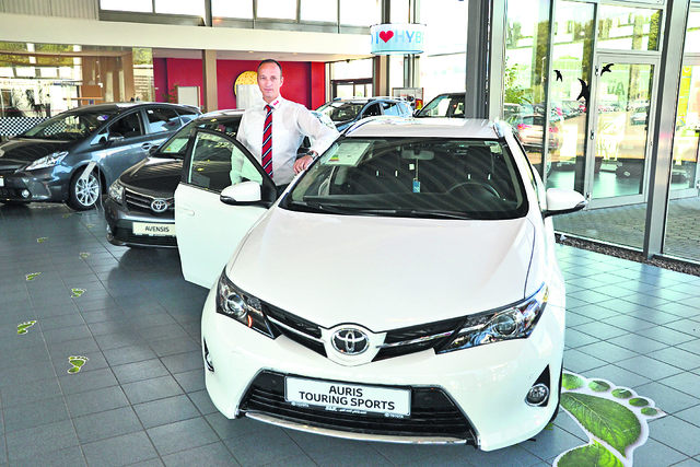 Verkaufsberater Michael Sauter präsentiert den neuen Toyota Auris Touring Sport