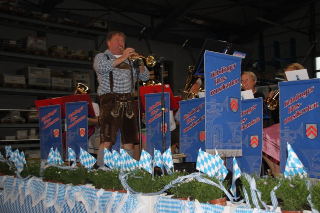 "Aus Böhmen kommt die Musik": Diese und weitere Stimmungsnummern spielten die "Kehdinger Blasmusikanten". Das Publikum war begeistert