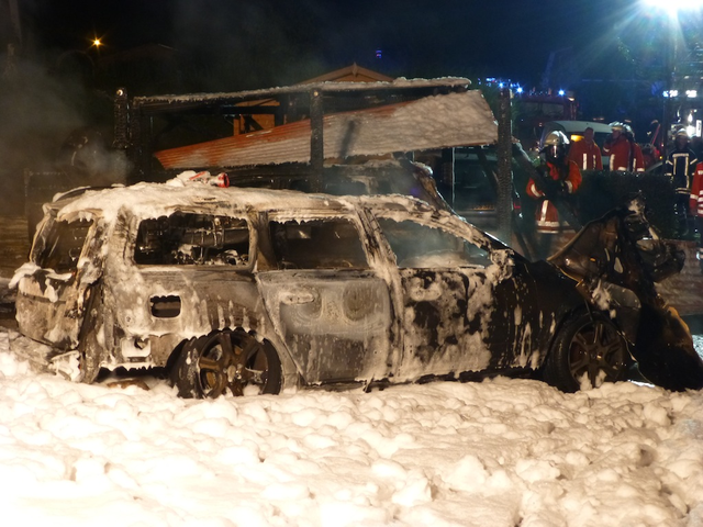 Neben dem Carport und dem Schuppen brannten auch drei Pkw vollständig aus | Foto: alle: Feuerwehr