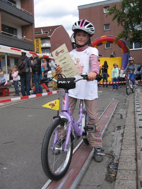 Emma (6) meisterte den Fahrradgeschicklichkeits-Parcours und erhielt dafür eine Urkunde vom CycleTeam