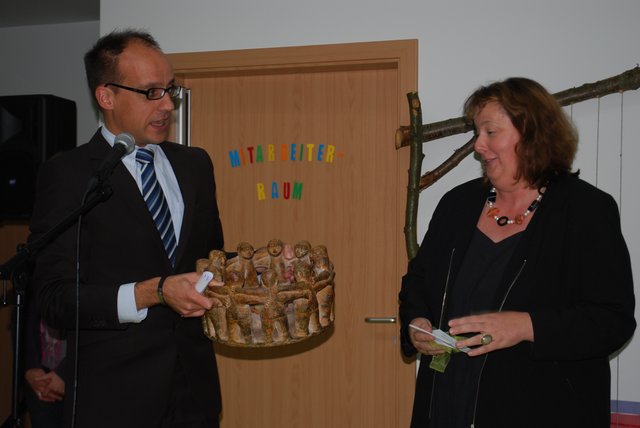 Einen Freundeskreis schenkte Roland Arndt vom Verband Evangelisch-Lutherischer Kindertagesstätten im Kirchenkreis Hittfeld Andrea Schultz für die neue Krippe