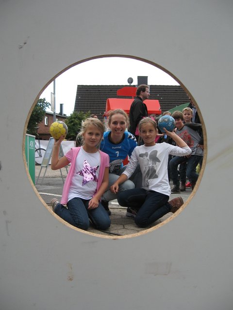 Den "perfekten Wurf" zeigte Sanne Hoekstra (Mitte, 2. Damen der SGH Rosengarten) Aaliyah (v.li.) und Mia an der Handball-Torwand