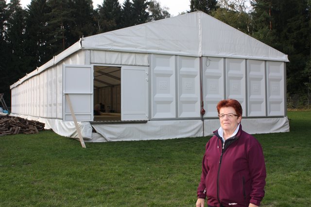 Karin Iske, Vorsitzende des SV Holm-Seppensen, ist froh, dass das Zelt endlich steht