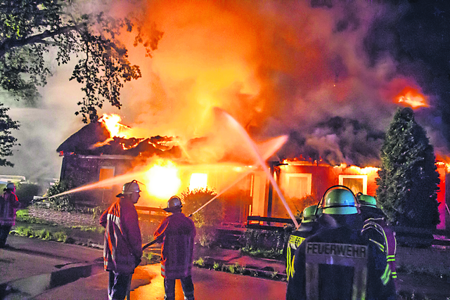 Beim Brand dieses Reetdachhauses ist der Bewohner gerade noch unverletzt heraus gekommen | Foto: Feuerwehr