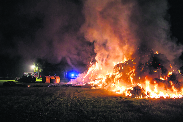 Mit dem Brand einer Strohmiete fing die Brandserie an | Foto: Feuerwehr