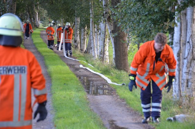 Die Feuerwehr musste eine mehrere hundert Meter lange Schlauchleitung für die Wasserversorgung verlegen | Foto: Polizei