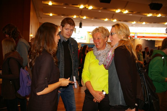 Ein Beratungsgespräch am Stand der Hochschule 21