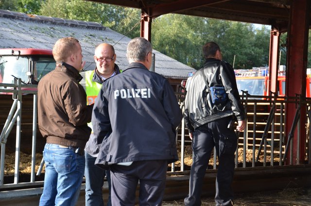 Erste Ermittlungen vor Ort. Warum das Feuer ausbrach, steht noch nicht fest | Foto: Polizei